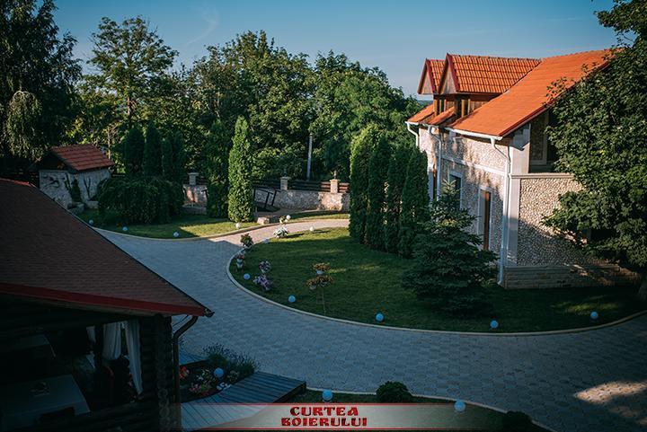 Curtea Boierului Hotel Peresecina Ngoại thất bức ảnh